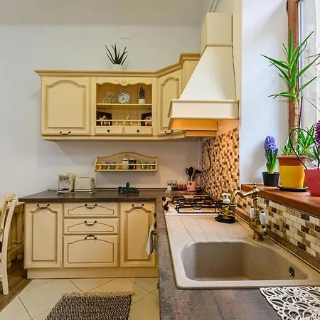 Lora's Place Apartment *