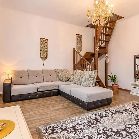 Lora's Place Apartment